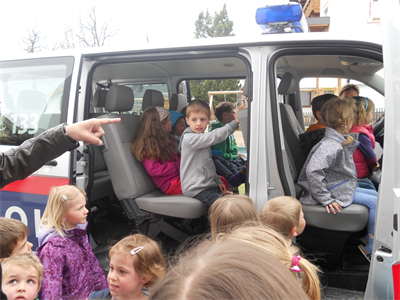 Polizeibesuch im Kindergarten 2013 [012].JPG